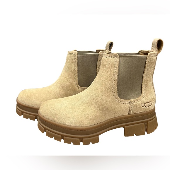 UGG®
Women's Ashton Waterproof Lug-Sole Chelsea Boots
Size: 5.5, Taupe - Picture 11 of 13